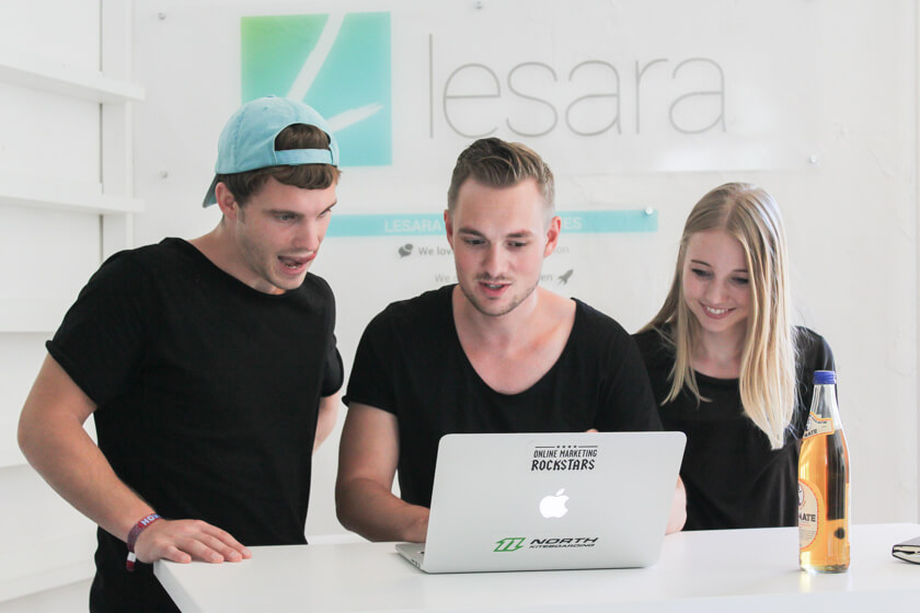 Digitale Leute - Thomas Unruh - Lesara - Thomas bespricht sich mit Kollegen im Showroom.